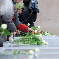 0273Tafeln mit den Namen der Deportierten werden mit weissen Rosen geschmückt. | Lohseplatz - Lohsepark, Gedenkstätte Hamburger Hafencity.